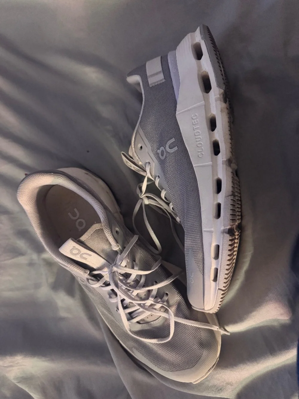 Women’s on cloud tennis shoes size 9